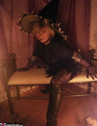 Slutty mature witch Caro looks super sexy in her black boots and pantyhose